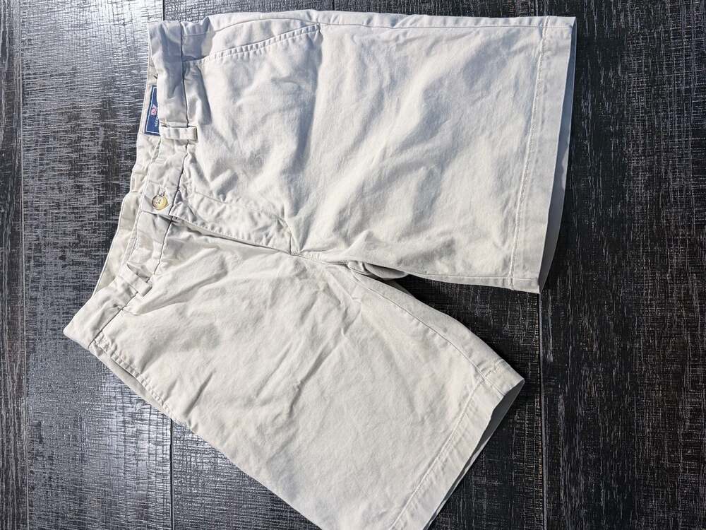 Vineyard Vines Men's 9-Inch Classic Breaker Chino Shorts in Khaki Size 33